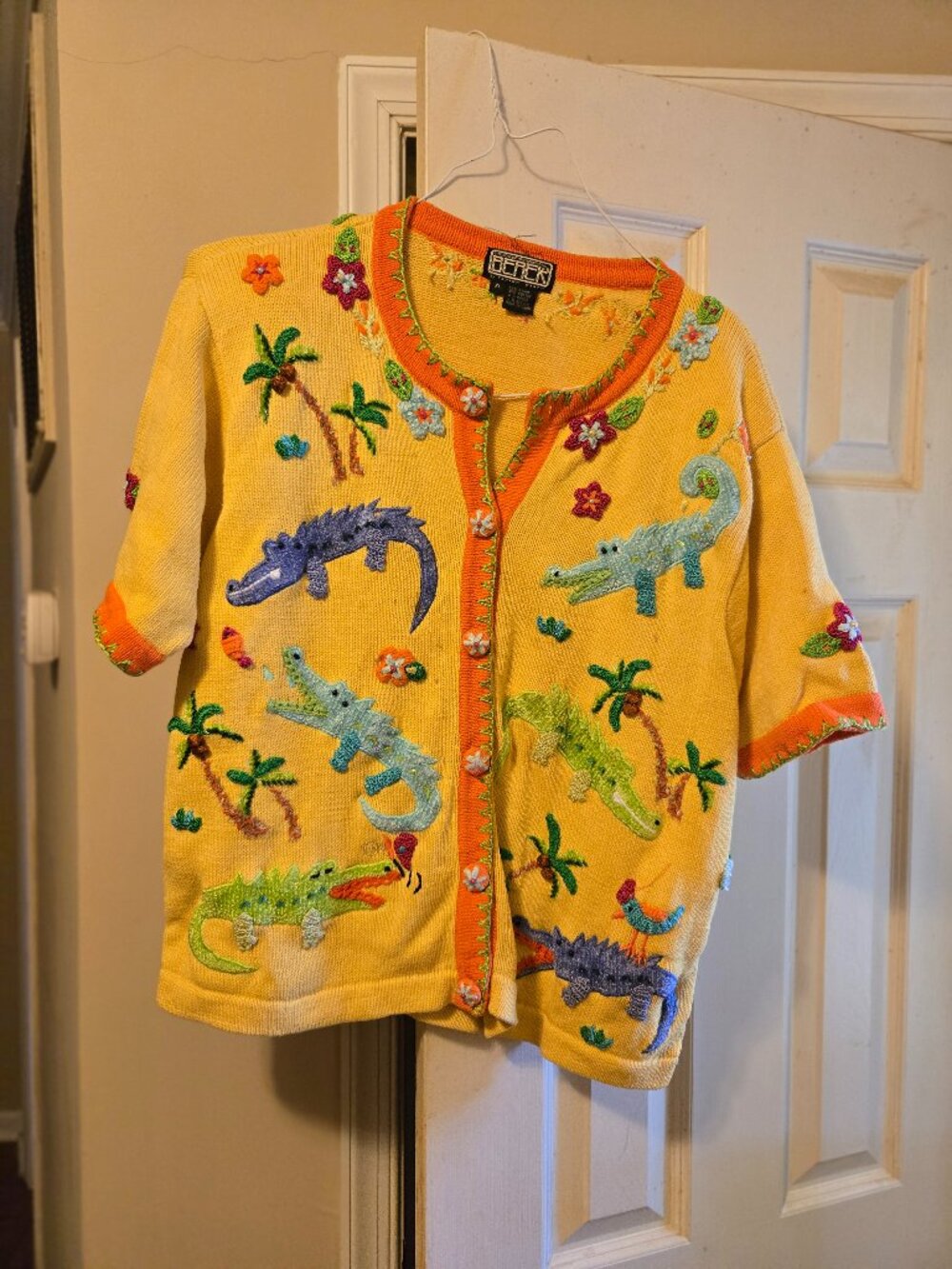Berek XL vintage sweater yellow with brightly colored alligators